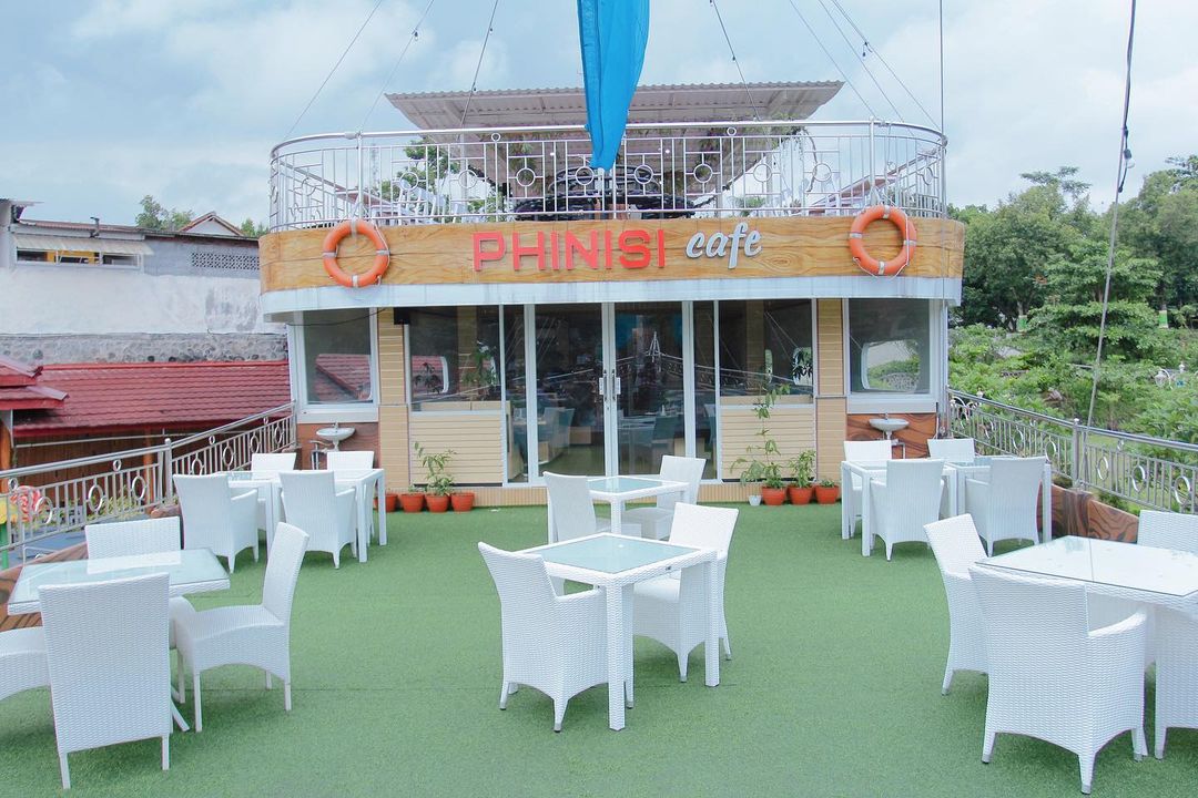 Cafe Floating Phinisi Jogja