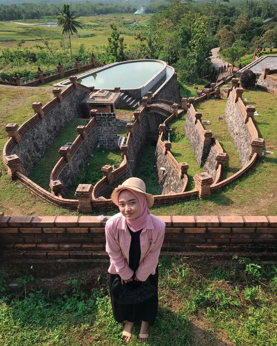 Jam Buka Watu Putih View Borobudur