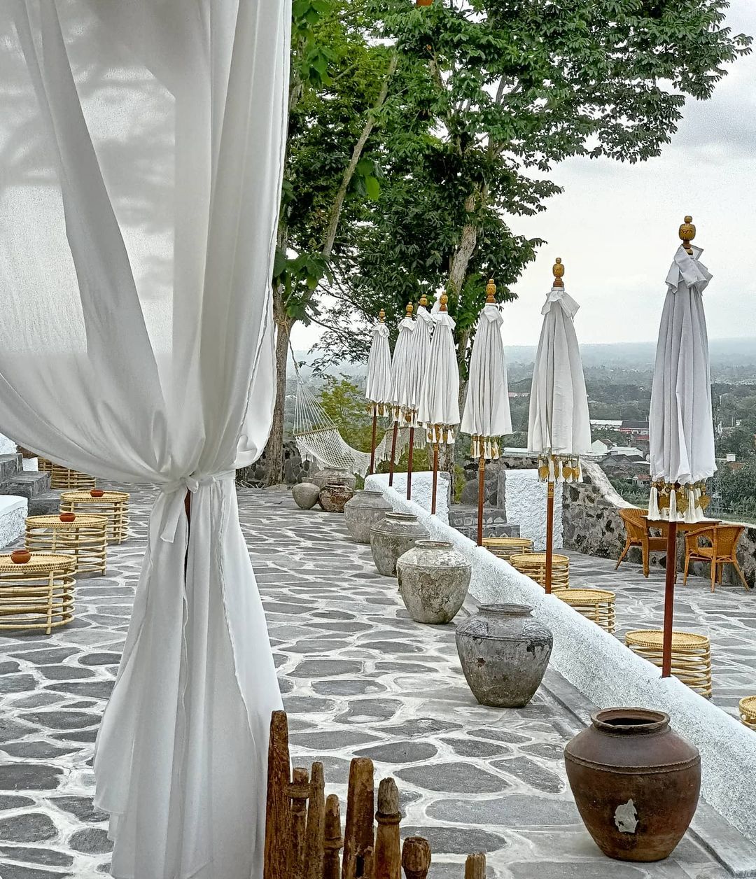 Konsep Bali Dihadirkan Di Sini Dengan Adanya Payung Payung Cantik
